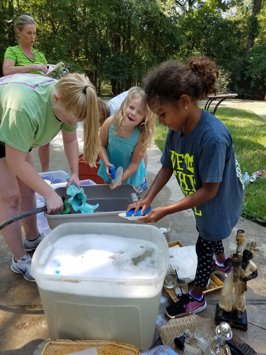 deepdishpi's tweet photo. So blessed to help w/ cleanup at the home of one of our CHS families. Even our littles were pouring out love! #conroestrong @ConroeHigh https://t.co/GbS0roo5OR