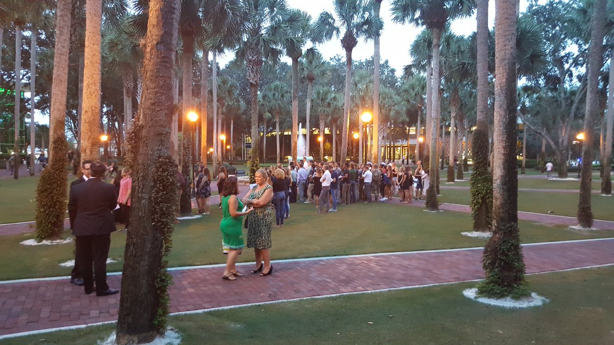 godwinkelly's tweet photo. The overflow crowd for @nickblakely spills out to @StetsonU Quad
Tears and laughter during this gathering. #StetsonStrong https://t.co/3jAsH9u0GN