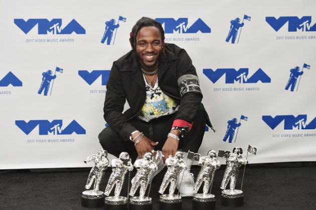 KBWhatsNextCity's tweet photo. Kendrick Lamar “HUMBLE.” + “DNA.” At ‘VMAs’ | Rap Radar https://t.co/S1Lf1S5UgN https://t.co/bwF19zTDW9