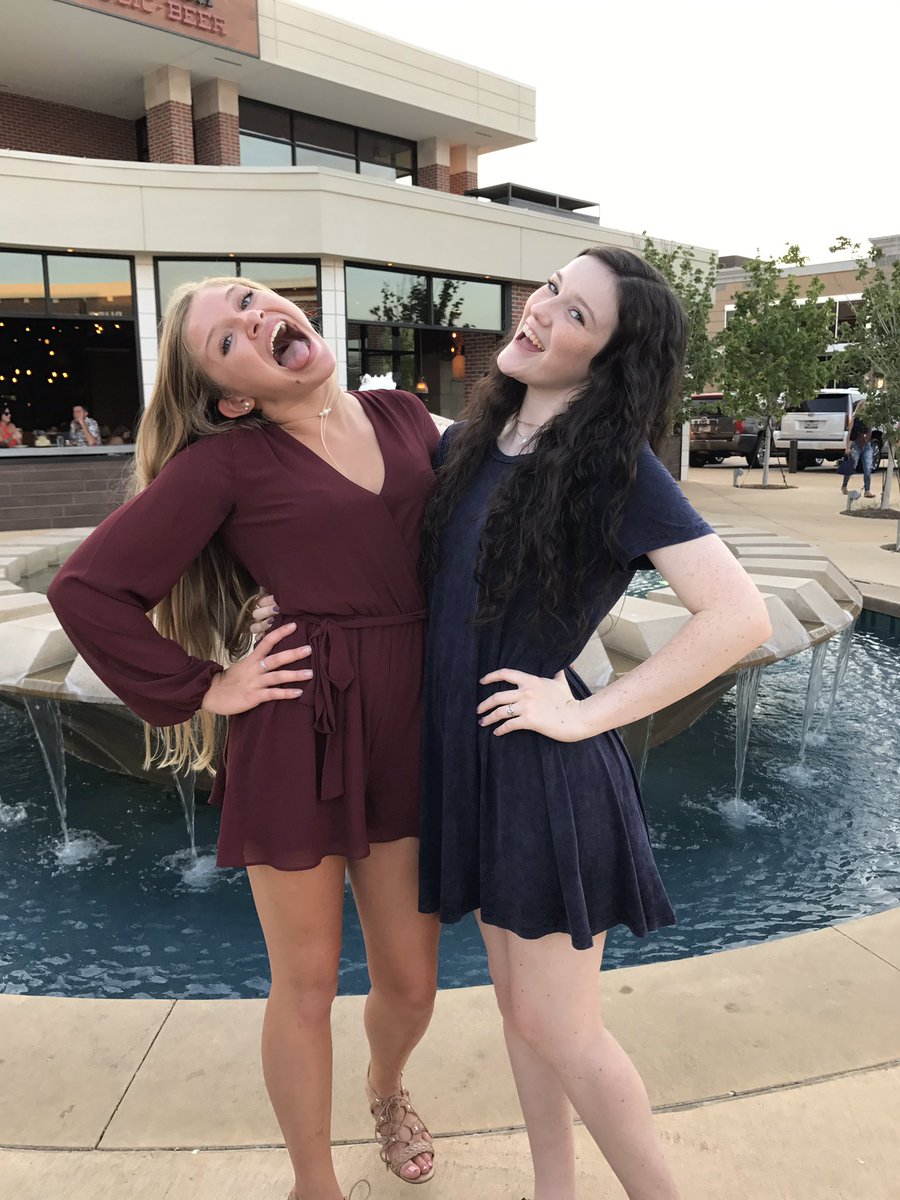 kmacfeighner's tweet photo. HAPPY BIRTHDAY JESUS BESTIE๐๐๐ i love you so so much!! i'm so glad i have a friend like you in my lifeโค #pineapples #kitchensquad https://t.co/4jzAblCnYN
