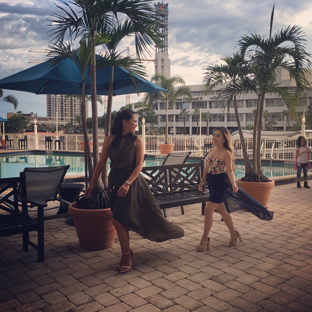 MVP25's tweet image. Oo!! 😲Our dresses can fly with the wind! Lolol ...it's the thought that counts! 😂 #GammaGoDivas #Spring08 #LineSisters #CaptainAnchor