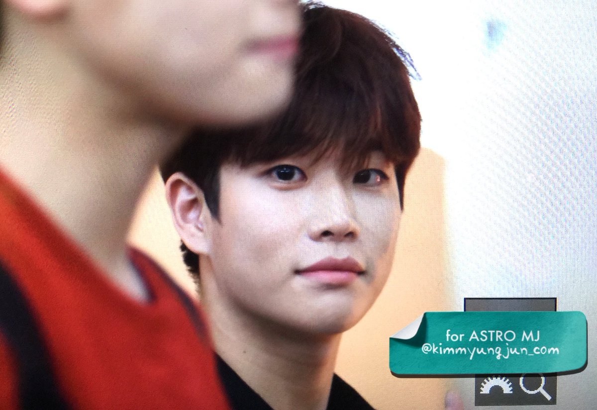 kimmyungjun_com's tweet photo. (Preview🌠) 170901 인천공항 출국 #아스트로 #ASTRO #엠제이 #MJ @offclASTRO 조심히 다녀와용👀💕 https://t.co/o9ezdQC5Xb