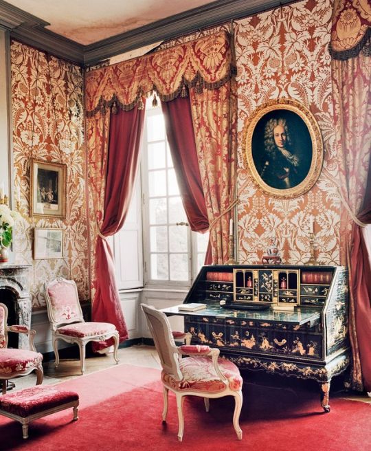 •·· Romanov Common Room.