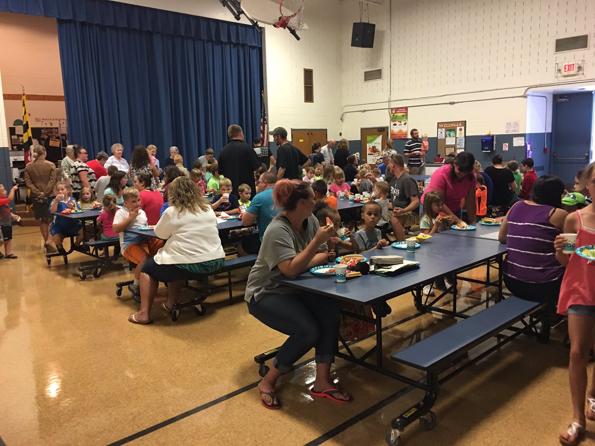 ReadingCramer's tweet photo. Thank you to our community partners for a great family-school picnic! #nmwroars https://t.co/70PZiQqP5j