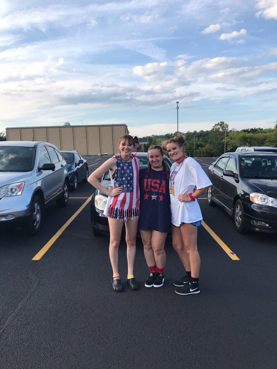 savarieg13's tweet photo. not that anyone asked but here's ugly pics of me, kayla, and maria from freshman year to now rip #sos #saveus #putusdown https://t.co/tGrE0oYmm3
