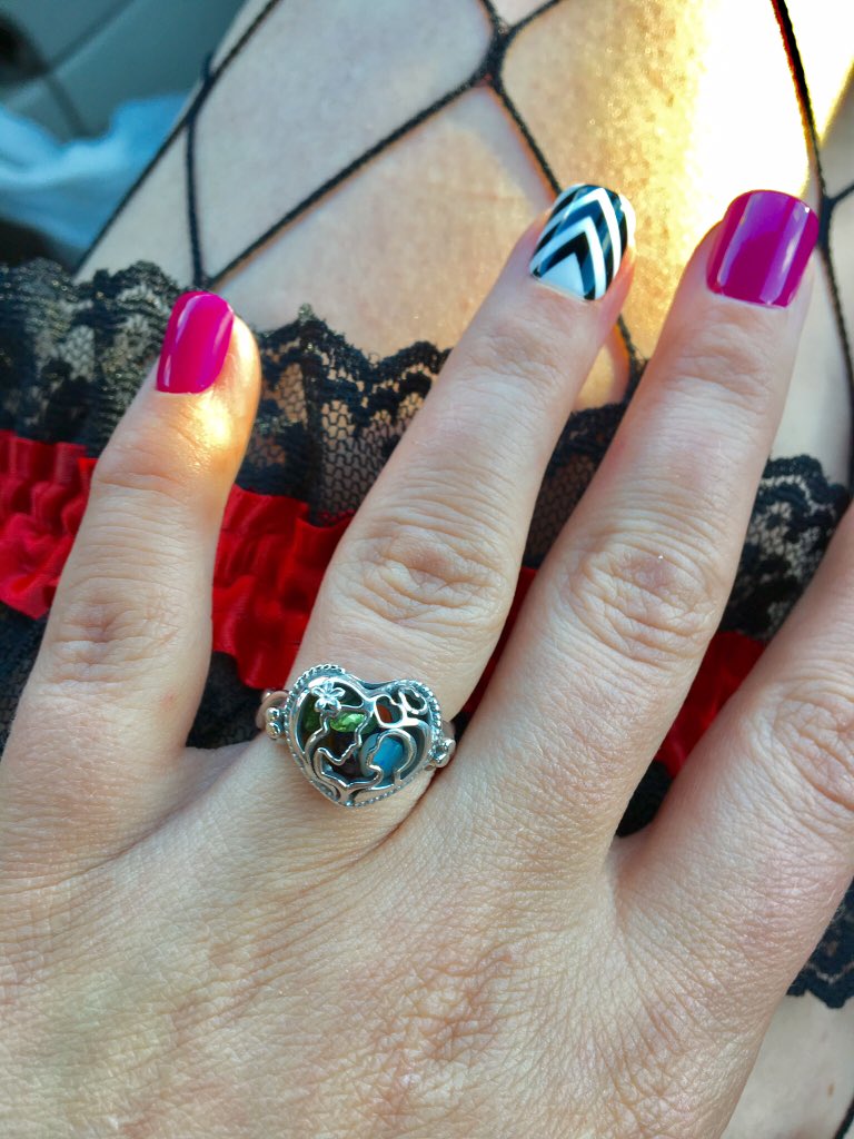 Chelseahartmann's tweet photo. Loving my #mothersring #designed &amp; made #special by @jewlr .com words cannot begin2describe it's true #beauty &amp; #meaning 💜💍 @ZacharyDale_90 https://t.co/lHBxRR4odE