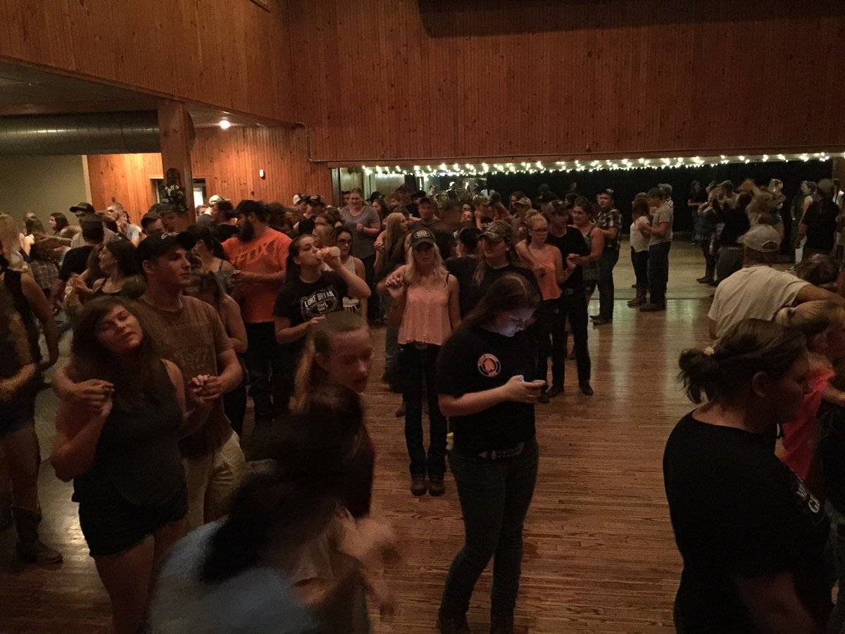 DontWaitToLive_'s tweet photo. @CJHummels getting our dance on ๐๐ #hummelslinedancing https://t.co/Rzxb4n1WuT