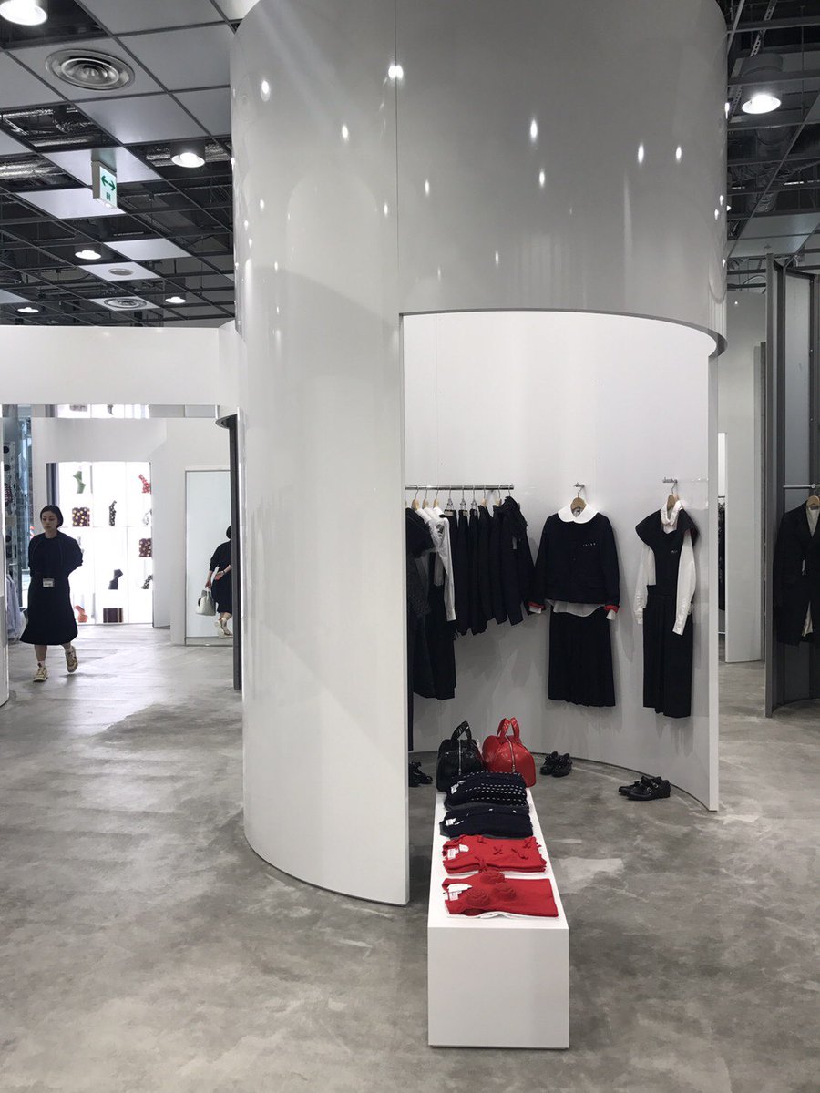 fashionsnap's tweet photo. 【今日】コム デ ギャルソンの新店舗の「トレーディング ミュージアム」が東京ミッドタウンにオープン
https://t.co/ytNHPG5Xw5 #CommeDesGarcons #東京ミッドタウン #六本木 #オープン https://t.co/7tzFdSqZIE