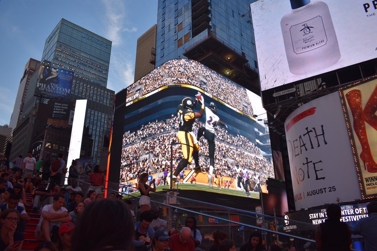 SNAdisplays's tweet photo. Who's got game?! #SNAdisplays #20TimesSquare #NFLX @NFLExperience https://t.co/5FOM4QygKw