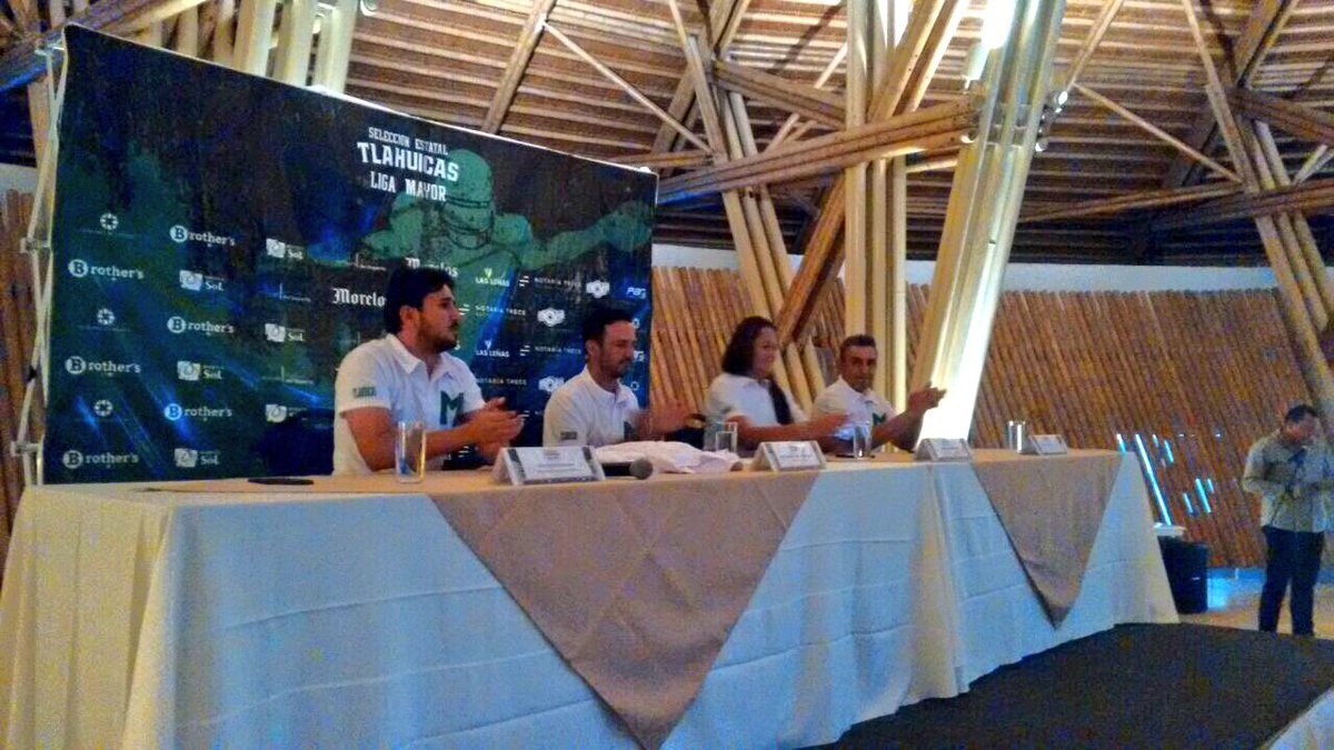 pepust's tweet photo. El impulso al deporte es fundamental en #Morelos. Entrega de jerseys a jugadores de #TlahuicasMorelos #SelMor. 🏈 https://t.co/9v6N6viste