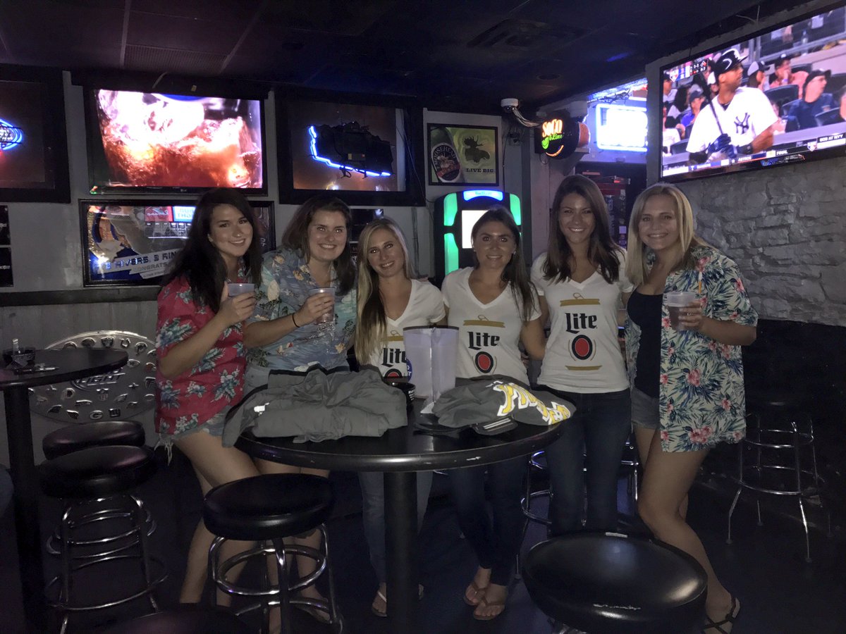melsmith31_'s tweet photo. Gdoor final stop on #backtoschool #barcrawl with the @M2Third team & @MillerLite @ReddsAppleAle #ItsMillerTime #pickdifferent #H2P ๐บ๐๐ https://t.co/uQgUd7nJUE