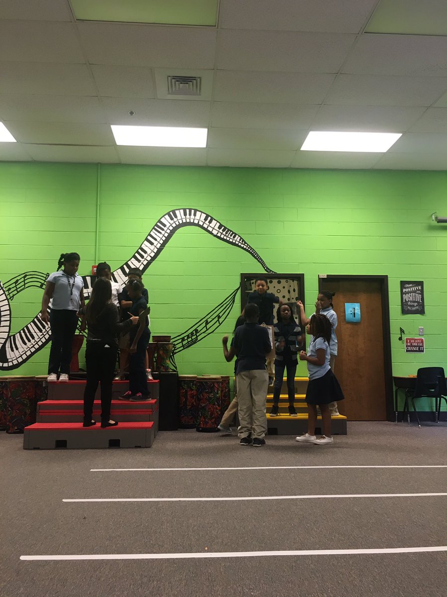 nikkidpeters1's tweet image. I love splitting my groups into colors! #stagework #groupwork #fourthgrade @CobbPerforms @PowderSpringsES