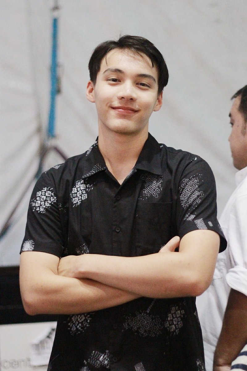 {30/08/17} ผมก็จะชี้ๆหน่อยอะนะ😛😂 @pun_ttatch ❤ #ELLEFashionWeek2017 #ellefashionweek