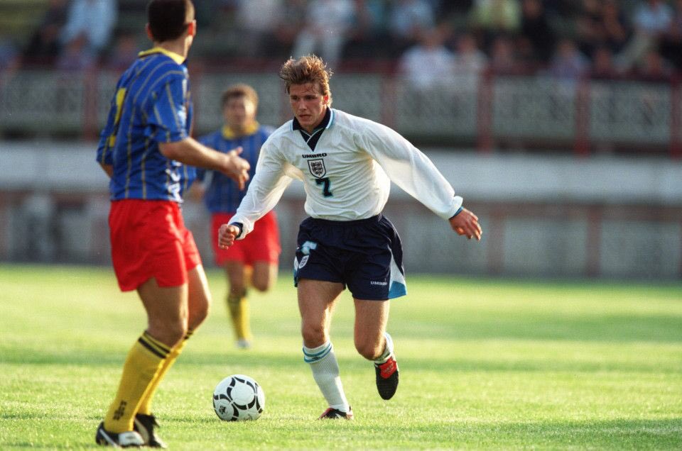 วันนี้ในปี 1996 เดวิด เบ็คเเฮม วัย 21 ปี ลงเล่นให้กับทีมชาติอังกฤษเป็นครั้งเเรกในฟุตบอลโลกรอบคัดเลือกนัดที่ทีมชนะมอลโดวา 3-0