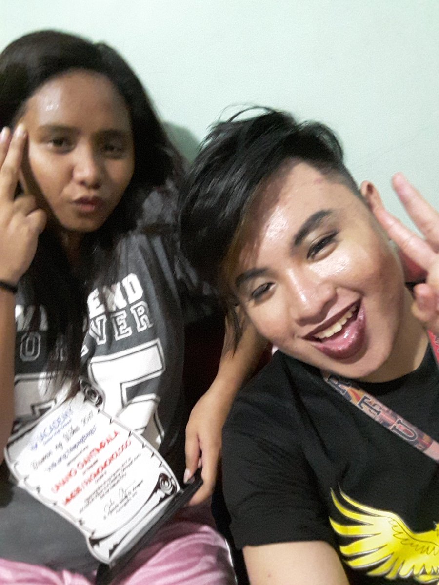 Emanems_'s tweet photo. I know it's too late but yeah 🤘 im reunited with this goddamn goddess (penge lima) say hi! @Gelasissm #rantqueen 😂👌🔥 https://t.co/oyuYvvicHe