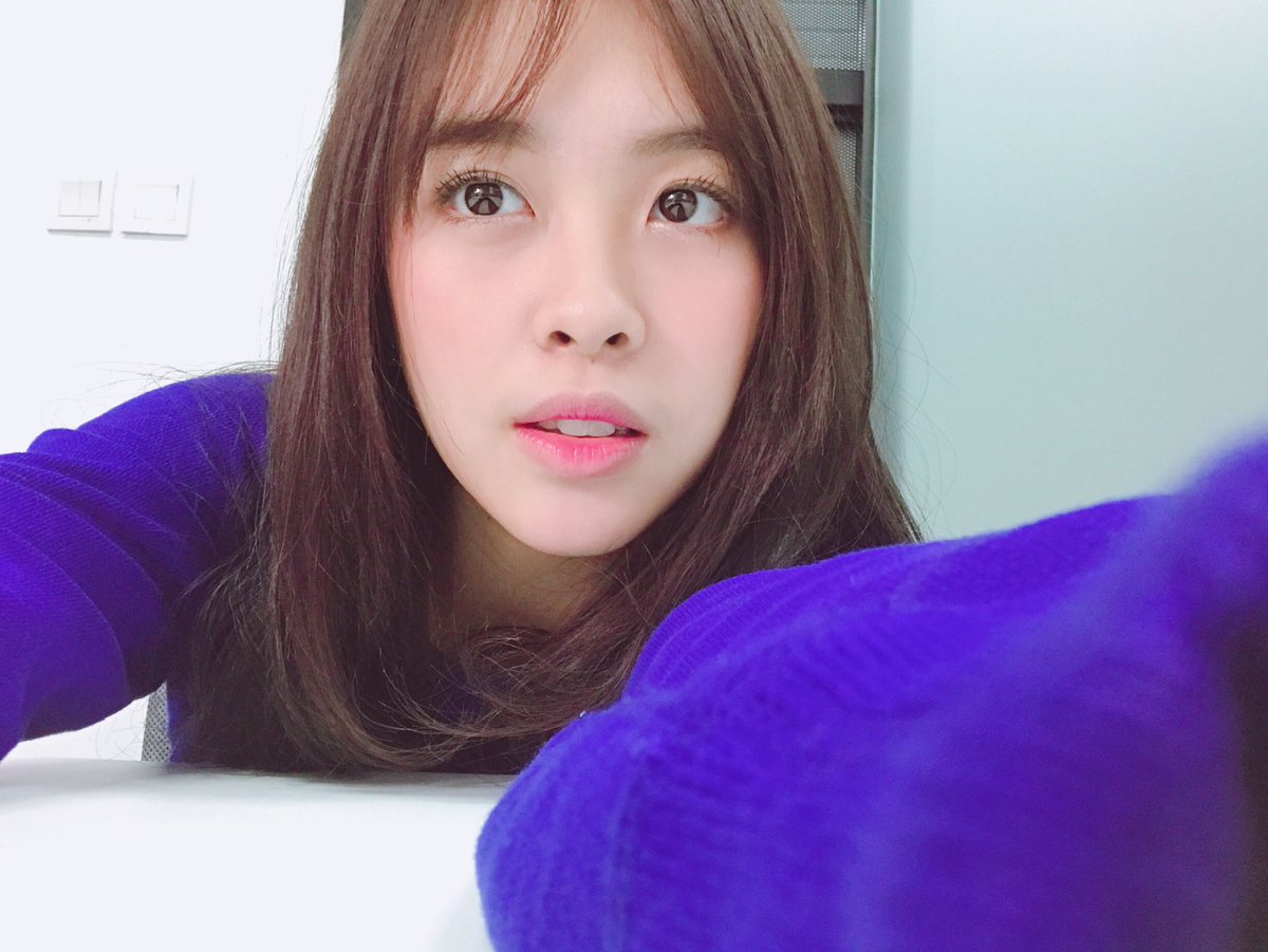 anindthrc's tweet photo. masaa pesawatnya gamau nungguin aku yang cantik ngegemesin ini siiiiii(?) 😫🤣✌🏻 https://t.co/NQKXPfCRQD