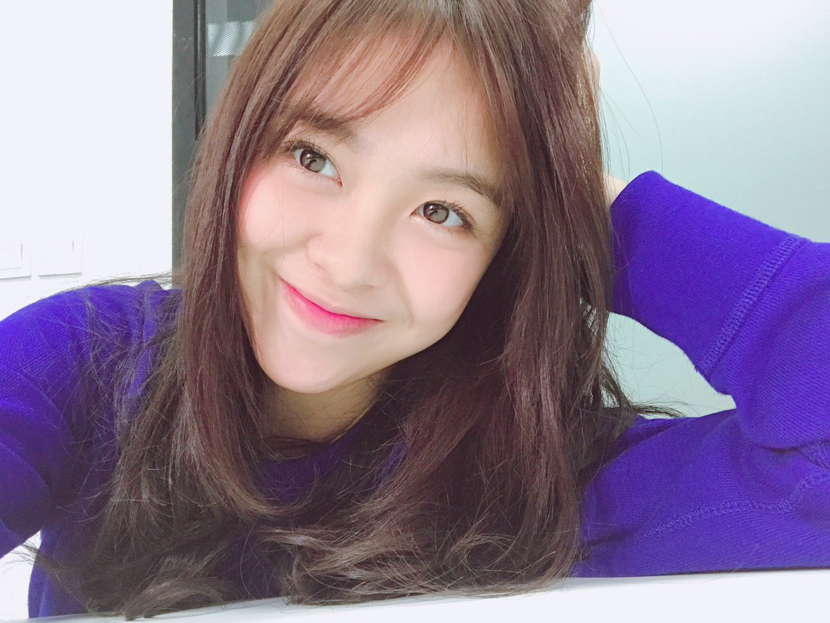 anindthrc's tweet photo. masaa pesawatnya gamau nungguin aku yang cantik ngegemesin ini siiiiii(?) 😫🤣✌🏻 https://t.co/NQKXPfCRQD