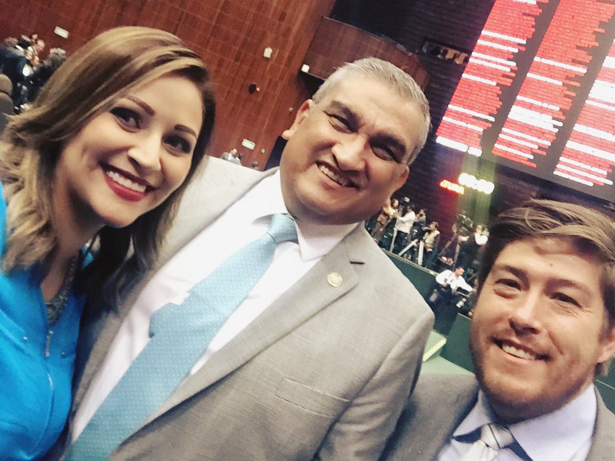 betsyhidalgo's tweet photo. Con el jefe 💁🏽 #DurangoPresente https://t.co/gpgFy7psOX