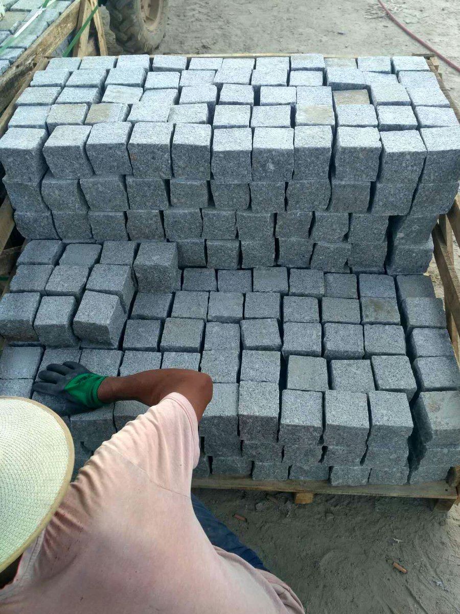 info76071566's tweet photo. grey granite paving cobbles to germany, top flamed, sides split, 10*10*10cm. competitive prices. #driving way paver# https://t.co/Y0xMDIRhsy