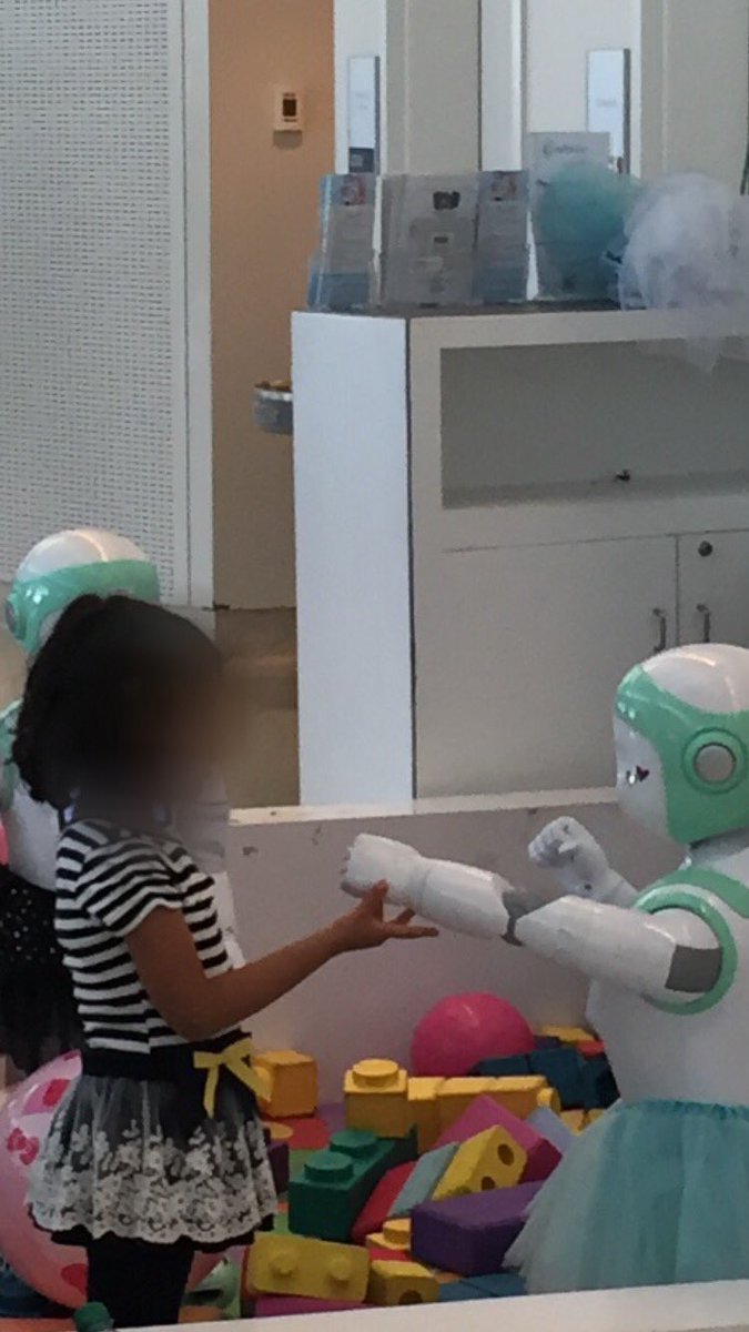 TomDonelan's tweet image. .@FlySJC, I saw this robot befriending little kids. Wolves in sheep&apos;s clothing...I KNOW HOW THIS ENDS #robotapocalypse
