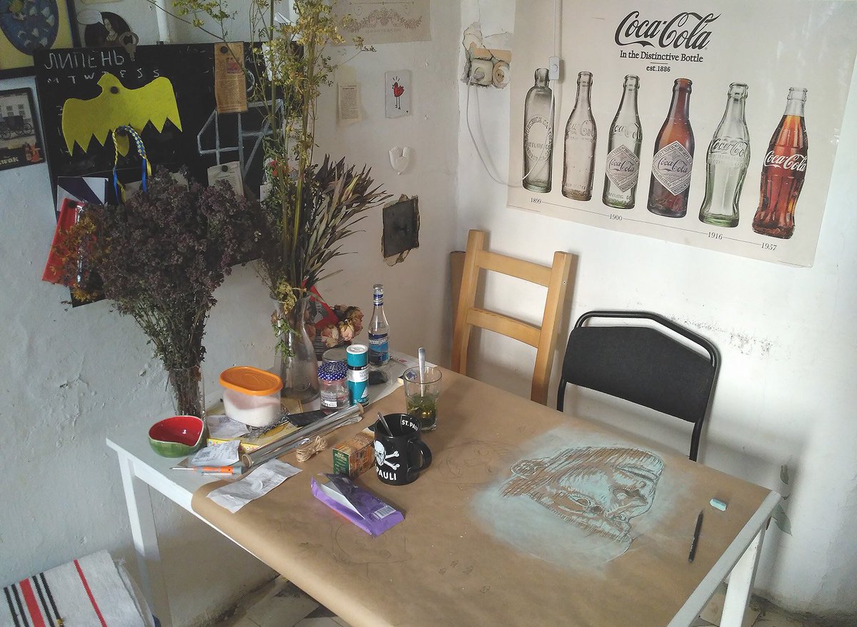 dimkin_dead's tweet photo. tip for procrastinators: use craft paper instead of a tablecloth at home, it will provoke you. https://t.co/yPaYkhCmhu