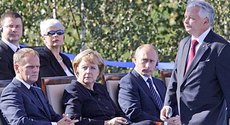gdrobiszewski's tweet photo. Jeszcze w 2009 na #Westerplatte byli wszyscy. Dziś PiS jest sam. #SamiwEuropie https://t.co/L2Pe1k3HSV