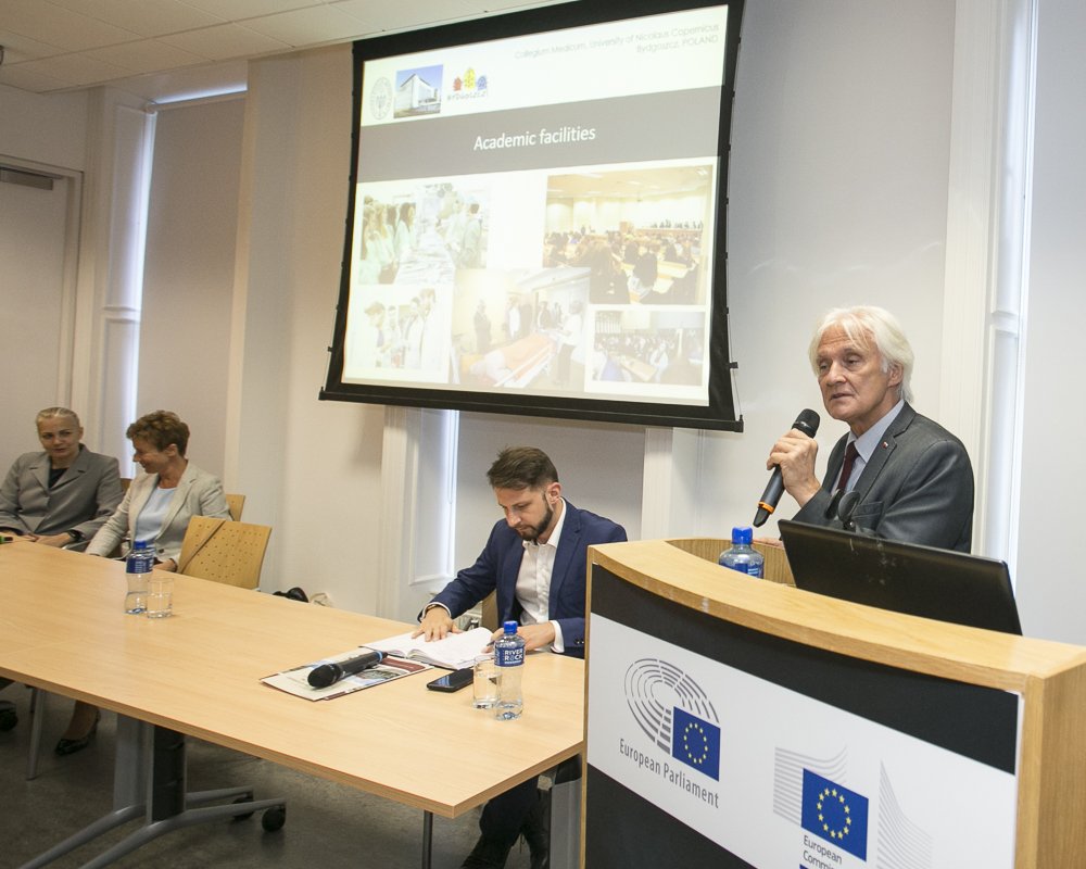 krawczykAdam36's tweet photo. @CollegiumMed w Komisji Europejskiej Dublin witaja nowych mieszkancow #Bydgoszczy @MedicalPoland wspiera Polskie uczelnie @Wyborcza_Bydgo https://t.co/Rl0ioH32EB
