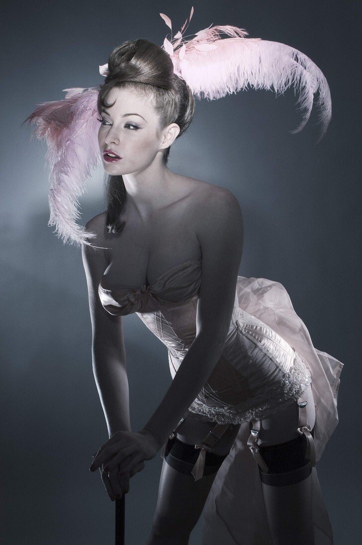 AGroupHasNoName's tweet photo. #foxyfemalefriday #esmébianco #ros #gameofthrones #GoT #asoiaf #asongoficeandfire #gorgeous #prostitute #pinup #burlesque https://t.co/PK9wIrCIuB