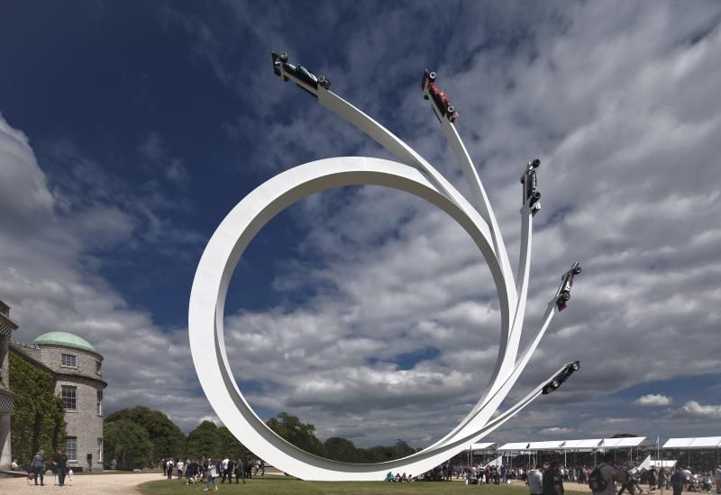 EARCHCZ's tweet photo. Pět vozů #Formule1 jako #socha? Může být, pkud jde o dílo od #GerryJudah https://t.co/0cZ0Z9rbqw #architektura#earchcz#GoodwoodSpeedFestival https://t.co/NiYl4gSTmA