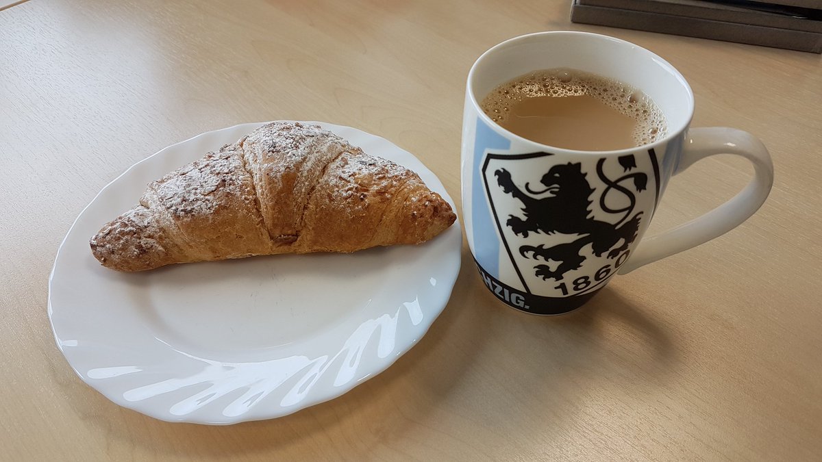 DeSchigge's tweet photo. Spieltagskaffee. ⚽☕🥐 Auf geht's #Löwen, krallt euch den Heimdreier. 🦁 #tsv1860 #m60fci #ELIL https://t.co/CoZlLKGIB9