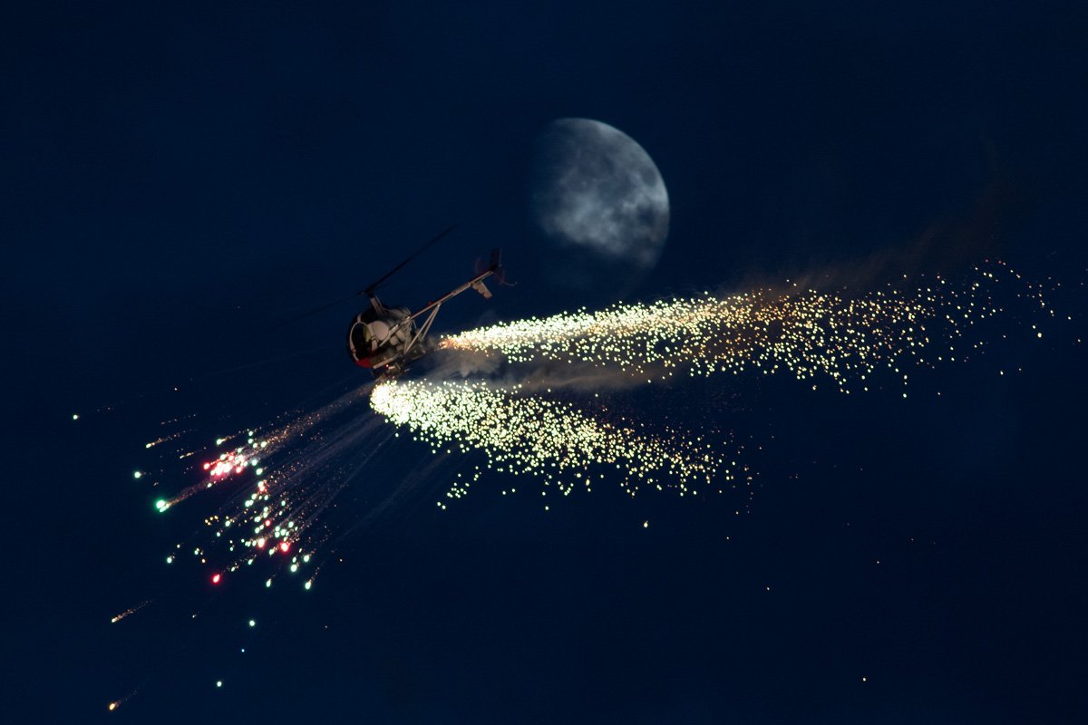 The flying at <a href="/BmthAirFest/">Bournemouth Air Festival</a> continued in the twilight with Night Air displays from @TwisterAeros and <a href="/OTTOHelicopter/">OTTOHelicopter</a> #avgeek #airshows