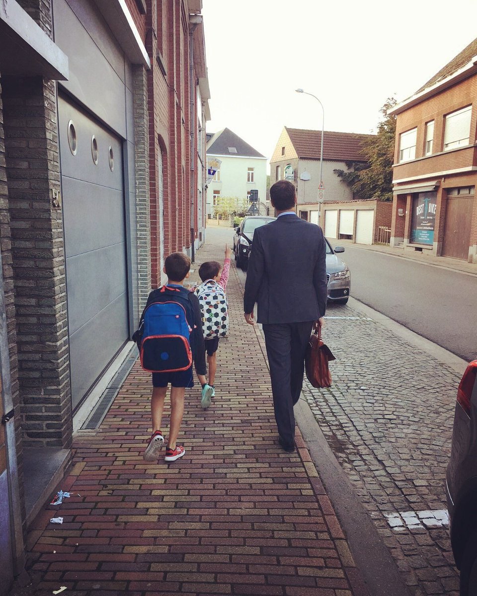 VrouwenVrij's tweet image. Wie bracht bij jullie vandaag de kids naar school? Minister en papa @alexanderdecroo gaf vanmorgen het goede voorbeeld. #becauseits2017