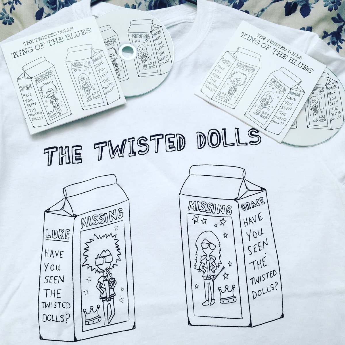 TheTwistedDolls's tweet photo. Treat yourself for Friday! The new Dolls' merch is selling fast, pick up yourself a Tee / CD from bandcamp ⚡️⚡️

https://t.co/uDCIZX2sut https://t.co/n4br08zP2s
