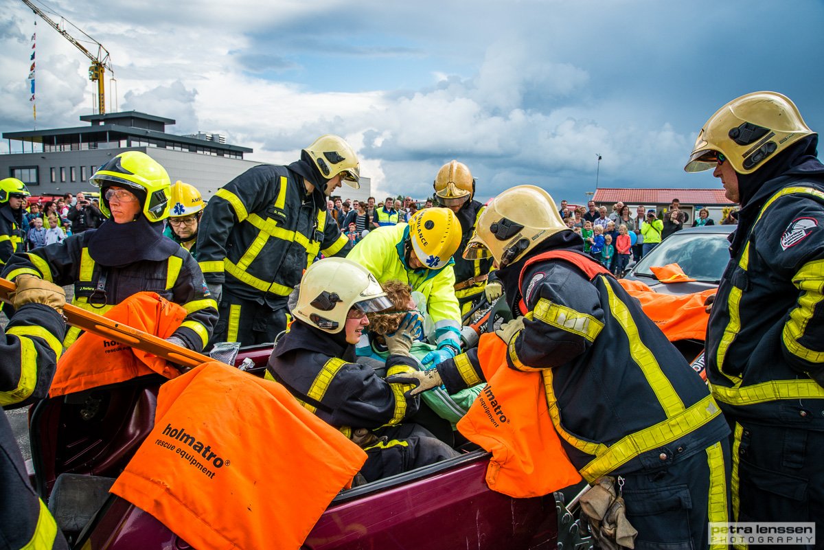 brandweerln's tweet photo. Bekijk demonstraties, maak 'n helikoptervlucht óf rijd mee met 'n hulpverleningsvoertuig. Kom 10-9 naar @112OnWheels https://t.co/B3ZVn3T6Yy https://t.co/JfCInRD052