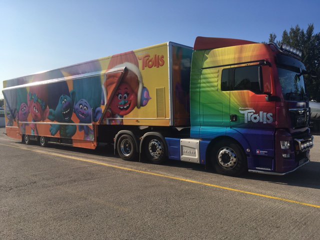 RingRoadGarage1's tweet photo. Bringing some much needed colour to Ringroad❤️💚💜💛💙@XpressionEvents #Fridayfeeling #cantstopthefeeling #trolls #MAN #trucks #rainbows #sunny https://t.co/bidlkJV4Zn