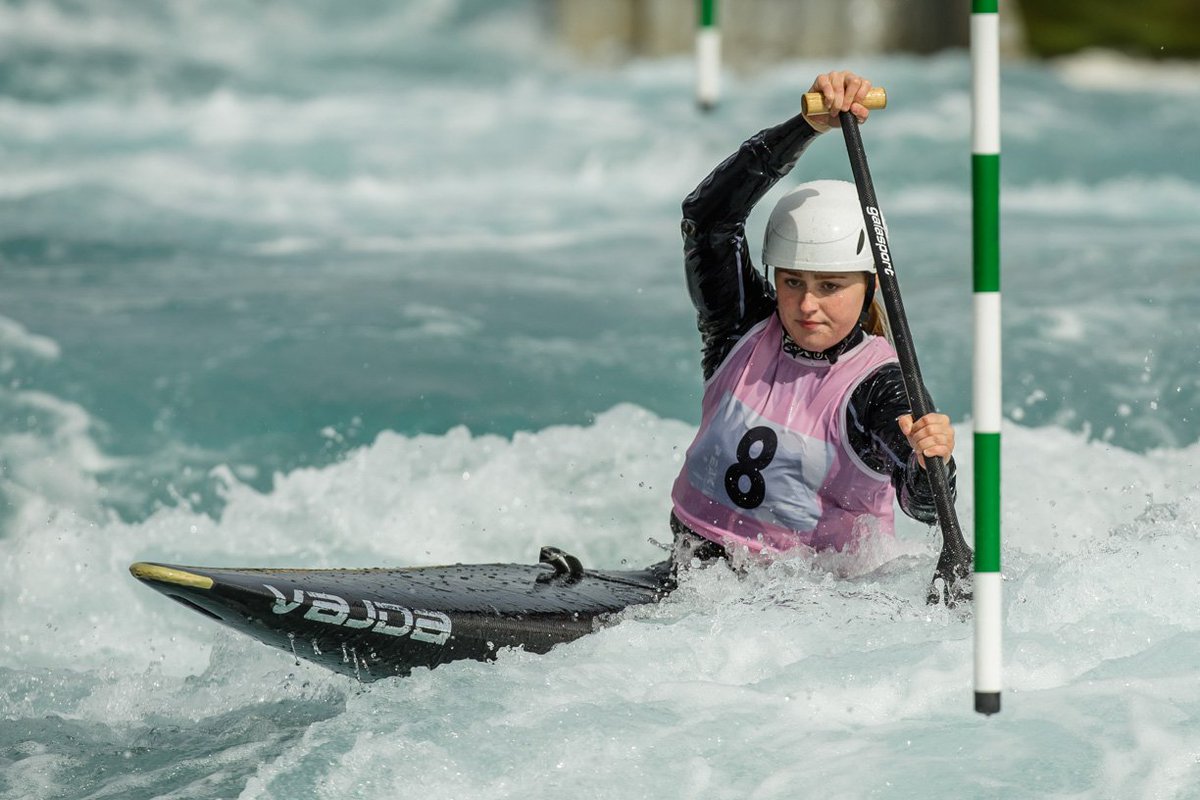#ICFslalom C1W Heats Run 1: Great runs from <a href="/Jasmine_Royle/">Jasmine Royle</a> 9th &amp; junior Phoebe Spicer 19th to qualify direct to semis. Well done girls! 👏👏🇬🇧