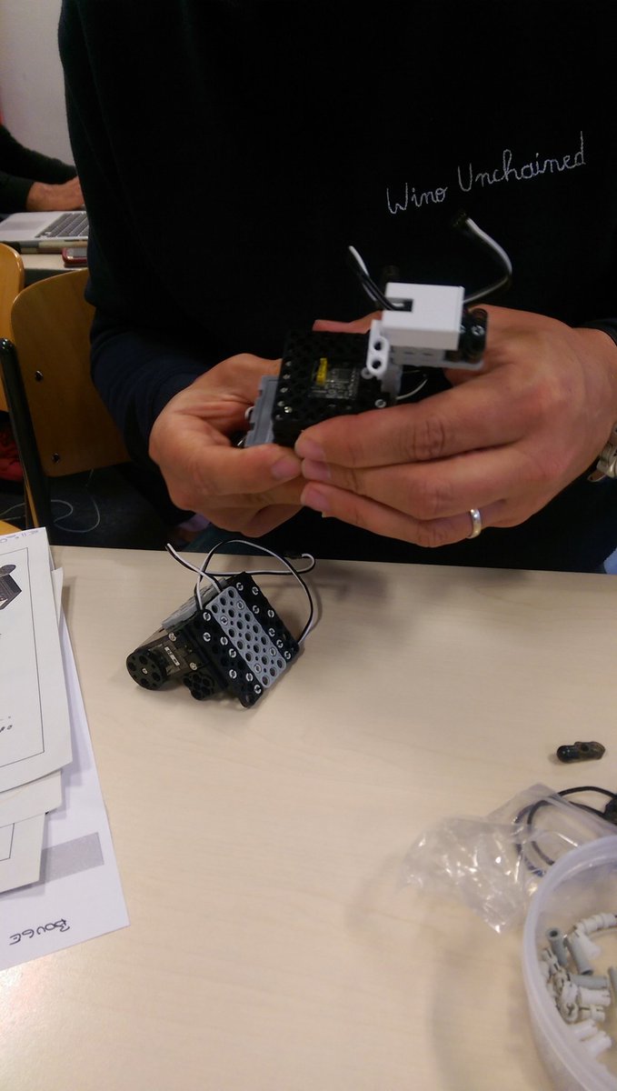 Bougetonbot's tweet photo. Pilou le chien est en train de prendre de prendre vie #robot #Robotics #bougetonbot @COGIBOT #MBAMCI https://t.co/2ZQl5noLfK