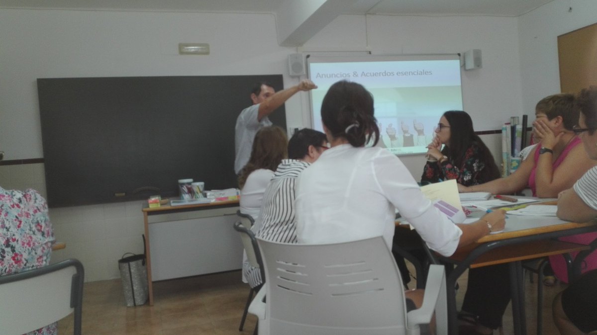 cole_sagrada's tweet photo. Ja estem en el cole i a tope! Comencem 3 jornades d' intensa i interessant formació. Feliç curs 17-18!😄😜 @Edu1stVESS @nandis_ma @RuizCliment https://t.co/dbIV1VkM41