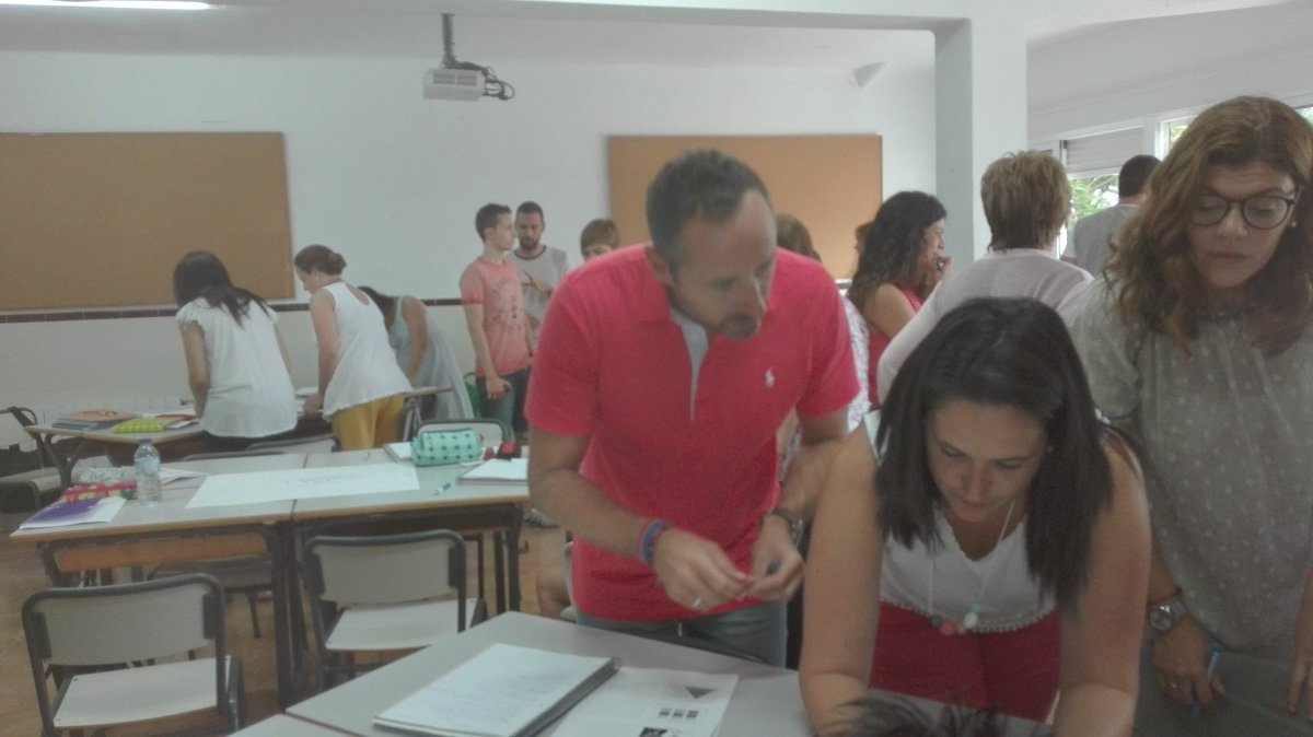 cole_sagrada's tweet photo. Ja estem en el cole i a tope! Comencem 3 jornades d' intensa i interessant formació. Feliç curs 17-18!😄😜 @Edu1stVESS @nandis_ma @RuizCliment https://t.co/dbIV1VkM41