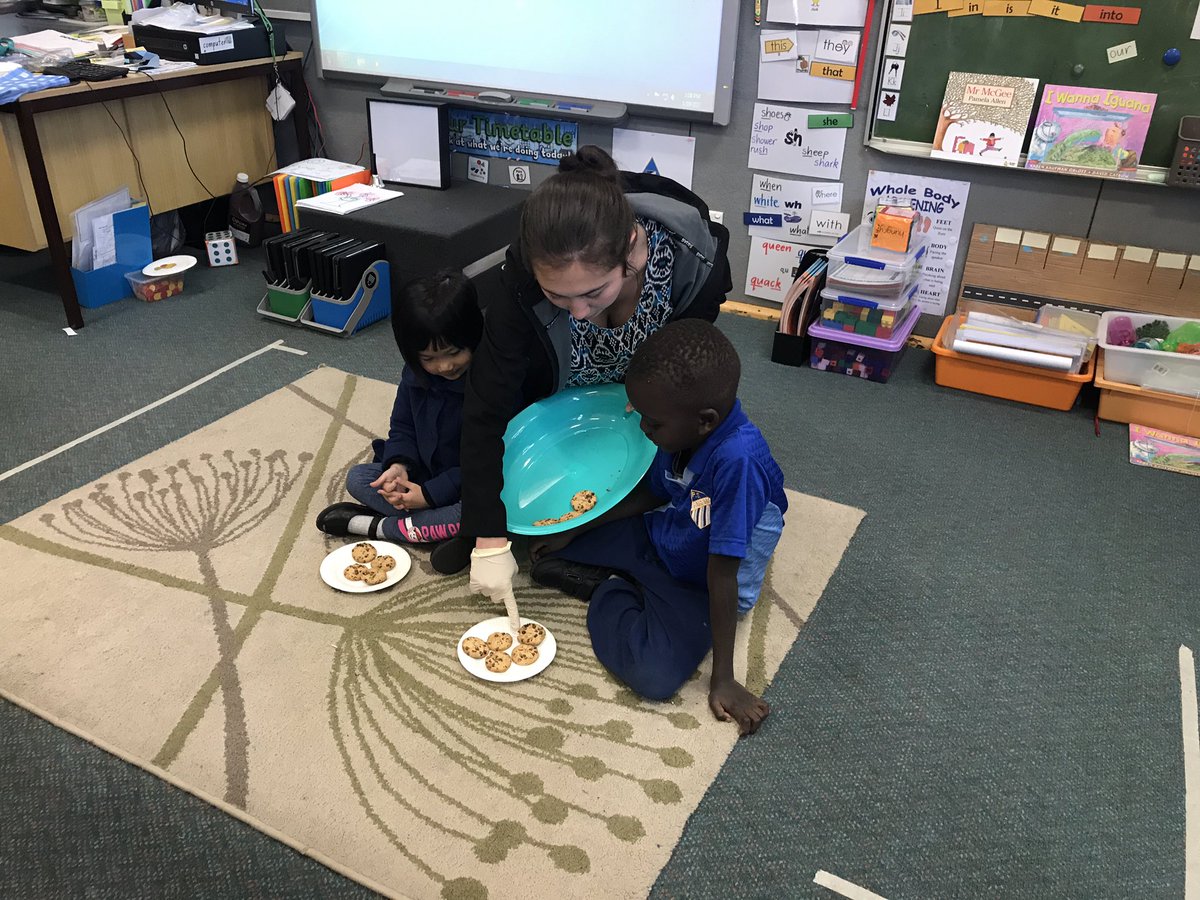 kinderFPS's tweet photo. Hands on division. Inspired by the book "The doorbell rang". The best part was when we ate the cookies @FPS1895 @kinderFPS KT https://t.co/IHdUFXTBlY