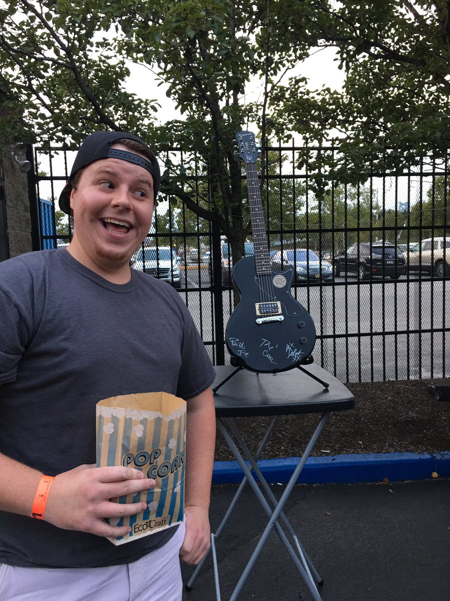 emm_creedon's tweet photo. It was a blast at green day! This is drew and my replacement if he actually wins! #MMRGreenDayGuitarContest #ourfirstconcerttogether https://t.co/Q0shVWAaAW