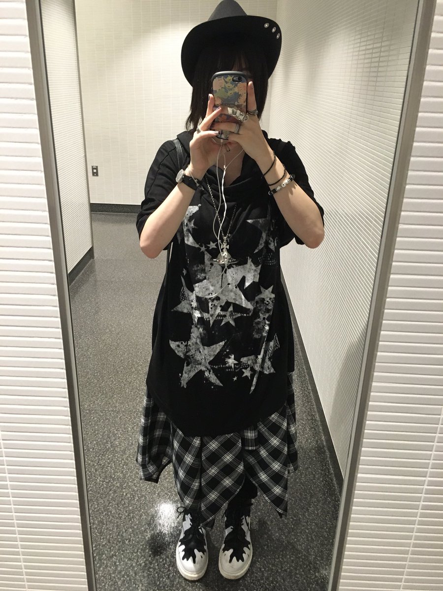 亜希 コーデ垢 على تويتر 月曜日のコーデ 来た日よりも更にラフな帰る日 ディズニーでエンジョイした次の日は完全に力尽きてるんです パーカー セクポ スカート セクポ ボトムス セクポ 帽子 セクポ 靴 マーチン アクセ ヴィヴィアン そして全く気づいてなかった