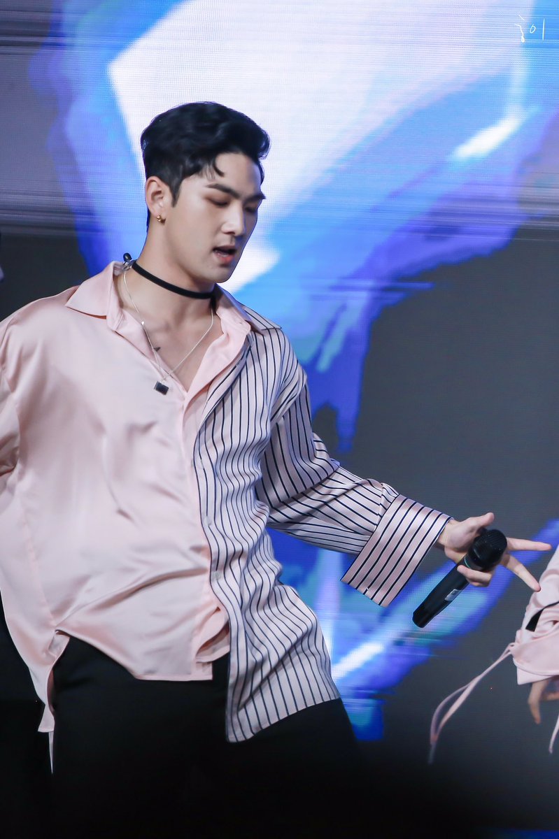 kdh_climax's tweet image. 오버핏이지만 광활한 어깨에서 툭 하고 떨어지는 핏과 춤출 때 너의 움직임이 만드는 공기의 흐름에 차르르- 하고 따라 움직이는 옷의 결이 아름다워