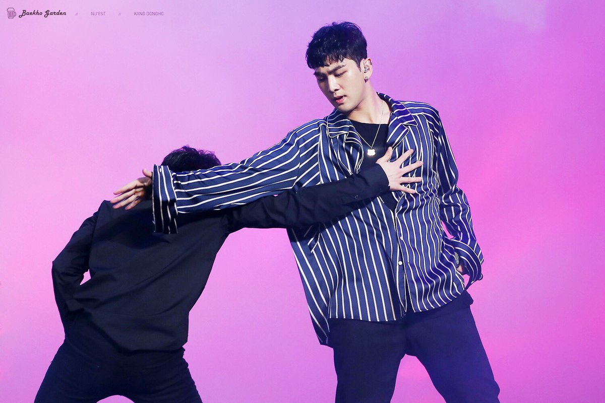 kdh_climax's tweet image. 오버핏이지만 광활한 어깨에서 툭 하고 떨어지는 핏과 춤출 때 너의 움직임이 만드는 공기의 흐름에 차르르- 하고 따라 움직이는 옷의 결이 아름다워