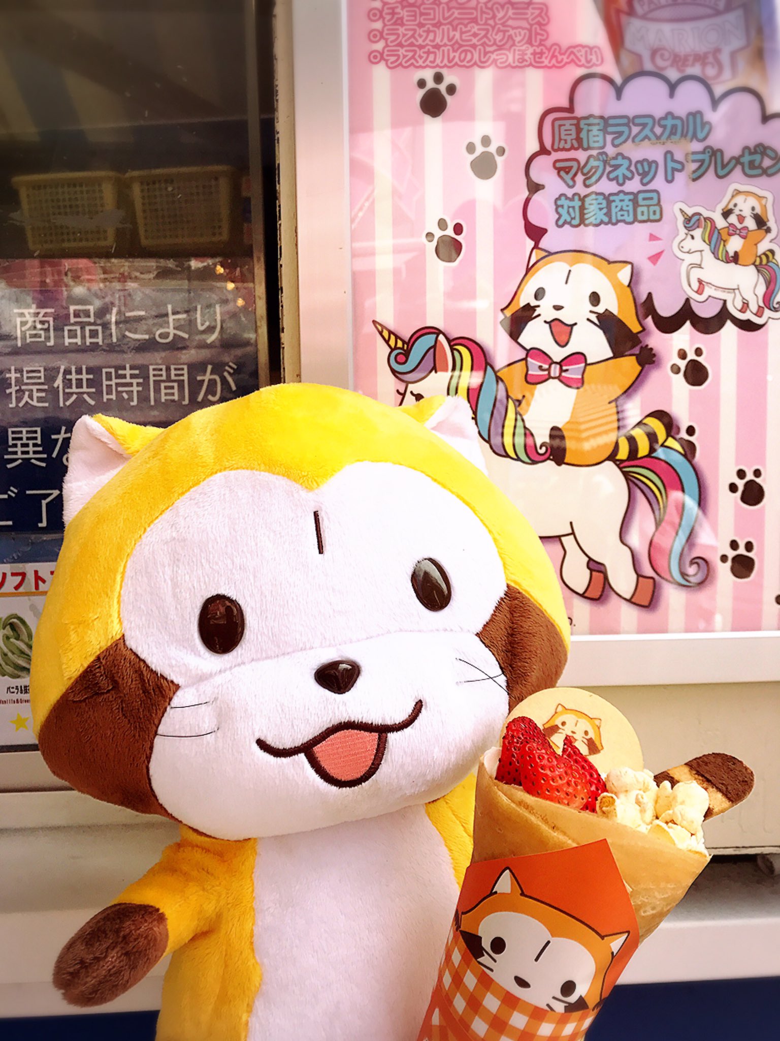 ラスカル 公式 原宿ラスカルショップの周りのお店で ラスカルコラボスイーツを販売中だよ まずは マリオンクレープ をご紹介 このお店では とっても美味しい ラスカルクレープ が食べられるミャ ᗜ ラスカル ラスカルショップ