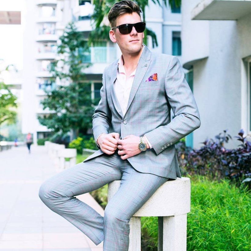 pieterpetros's tweet photo. "Self-confidence is the most attractive quality a person can have. #PIETERPETROS, helps boosting it ."- PP #Miami1 an exquisite Summer suit. https://t.co/VtfQbNBKOx