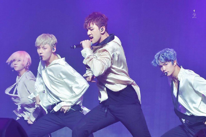 kdh_climax's tweet image. 오버핏이지만 광활한 어깨에서 툭 하고 떨어지는 핏과 춤출 때 너의 움직임이 만드는 공기의 흐름에 차르르- 하고 따라 움직이는 옷의 결이 아름다워