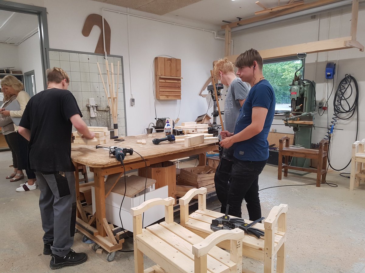 Resiliens_Feld's tweet photo. Nikolaj,Mads og Jimmy stortrives på #produktionsskolen Ålestokgården 
Mange får læreplads.Alle dygtiggør sig til livet❤
#Voresunge #udddk https://t.co/xGmlkBjOAK