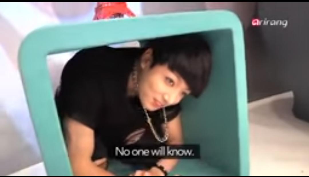 armyrealm's tweet photo. remember jk's no one will know under the table stunt? this kid just turned 20
#HAPPYJKDAY 
#Happy21stJungkook 
#HAPPY20THJUNGKOOK https://t.co/AeSRCiqTt5