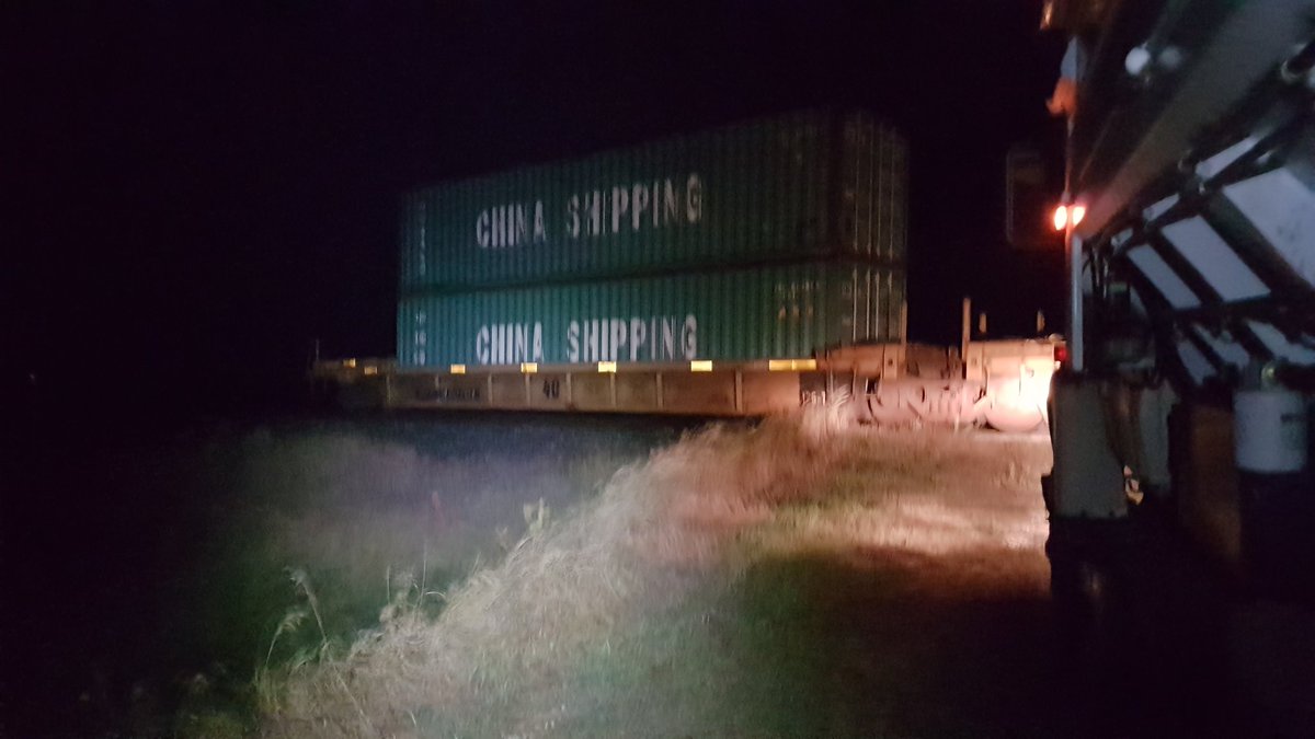 markahronald's tweet photo. Hey @CNRailway any chance you could move your train 1 car length? Our trucks have been sitting for hrs trying to #harvest17 #mbag #agprobs https://t.co/KpP71h9qk6